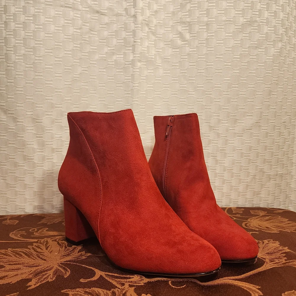 Women's Red Suede Heeled Ankle Boots Zipper Holiday Ankeboot Booties - Picture 2 of 6